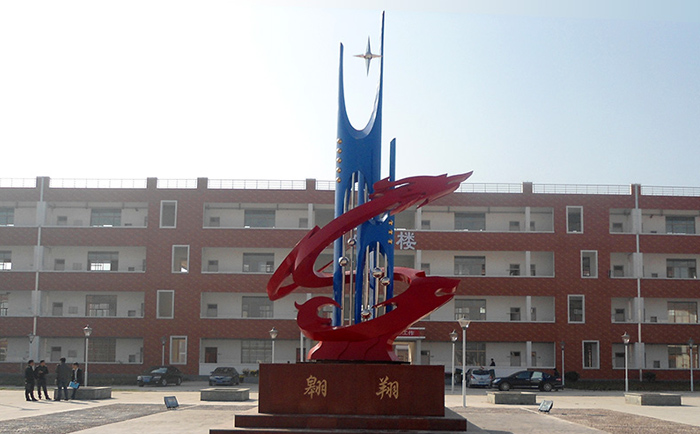 不銹鋼雕塑制作完成之后，需要對表面進(jìn)行打磨噴漆，這樣才可以獲得想要的表面效果，不銹鋼雕塑打磨噴漆有一些注意事項(xiàng)，下面給大家介紹一下。